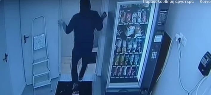 Καρέ-καρέ η εισβολή κακοποιών σε εργοστάσιο στο Μενίδι (βίντεο)